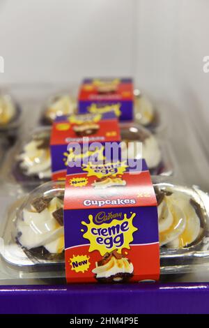 Creme uova torte in vendita in un supermercato Regno Unito Foto Stock