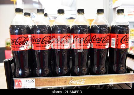 Coca cola in vendita in un supermercato Regno Unito Foto Stock