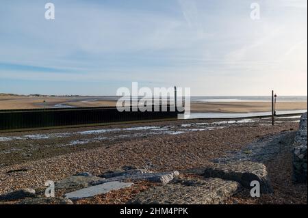 L'ingresso al Rye Harbour (River Rother) con bassa marea guardando verso Camber Sands e mostrando i fari di navigazione Foto Stock