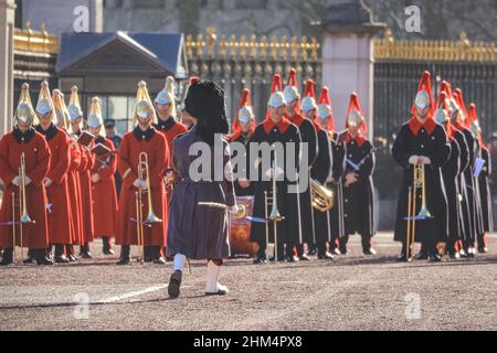 Londra, Regno Unito. 07th Feb 2022. L'inizio della cerimonia del Cambio della Guardia fuori da Buckingham Palace, il primo giorno di un anno di celebrazioni per il Giubileo del platino della Regina. Credit: Imagplotter/Alamy Live News Foto Stock