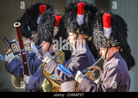 Londra, Regno Unito. 07th Feb 2022. La Regiment Royal Artillery del 5th, con il supporto musicale della Band of the Royal Regiment of Scotland e della Band of the Household Cavalry stanno camminando fino a Buckingham Palace. Inizio della cerimonia del Cambio della Guardia il primo giorno di un anno di celebrazioni per il Giubileo del platino della Regina. Credit: Imagplotter/Alamy Live News Foto Stock