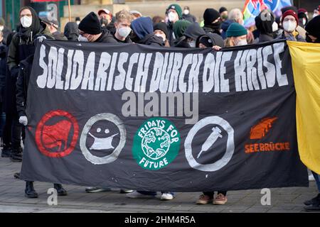 Braunschweig, Germania, 8 gennaio 2022: Manifesto nero di un gruppo di sinistra che chiede una lotta congiunta contro il fascismo in una manifestazione Foto Stock