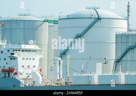 Petroliera con fondo di serbatoi di stoccaggio del magazzino petrolifero nel porto di Rotterdam, nei Paesi Bassi Foto Stock