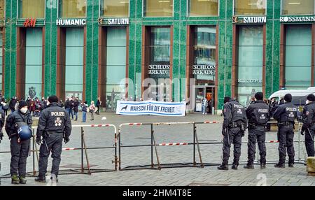 Braunschweig, Germania, 8 gennaio 2022: La polizia ha barricato di fronte ai manifestanti di un partito di destra che tiene un manifesto che chiede la libertà di fronte a un Foto Stock