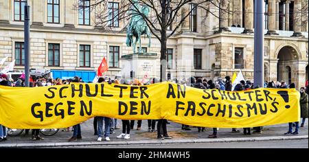 Braunschweig, Germania, 8 gennaio 2022: Manifesto giallo di un gruppo di sinistra che chiede una lotta congiunta contro il fascismo in una manifestazione Foto Stock