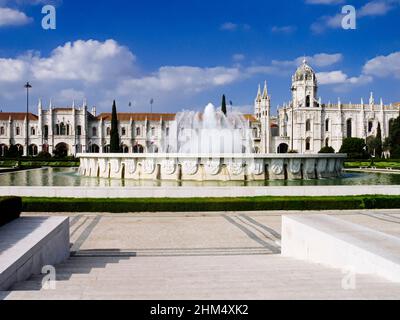 Passi che conducono alla Fonte luminosa di fronte al Monastero di Jeronimos nel quartiere di Belem di Lisbona, Portogallo. Foto Stock