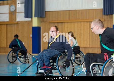 Persone disabili che giocano in palestra Foto Stock