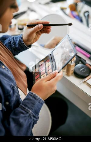 Le mani della donna tengono la tavolozza delle ombre degli occhi Foto Stock
