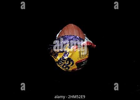 Cadbury Creme Egg (senza involucro) su sfondo nero Foto Stock