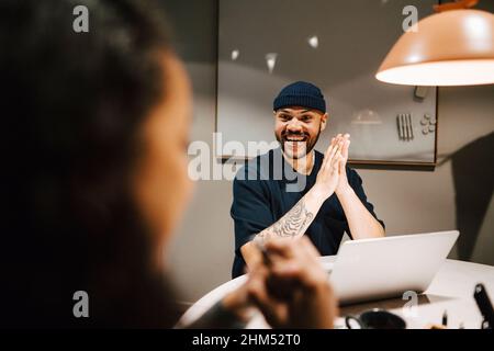 Uomo sorridente alla riunione d'affari Foto Stock