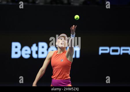 San Peterburg, Russia. 07th Feb 2022. Ekaterina Alexandrova di Russia che gioca contro Camila Giorgi d'Italia durante il torneo di tennis St.Petersburg Ladies Trophy 2022.Punteggio finale: (Ekaterina Alexandrova 2-1 Camila Giorgi). Credit: SOPA Images Limited/Alamy Live News Foto Stock