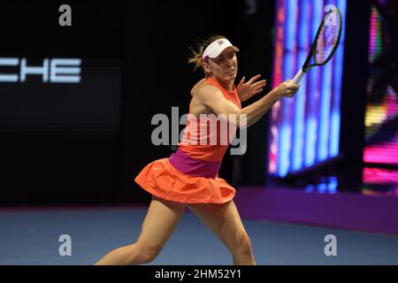 San Peterburg, Russia. 07th Feb 2022. Ekaterina Alexandrova di Russia che gioca contro Camila Giorgi d'Italia durante il torneo di tennis St.Petersburg Ladies Trophy 2022.Punteggio finale: (Ekaterina Alexandrova 2-1 Camila Giorgi). Credit: SOPA Images Limited/Alamy Live News Foto Stock