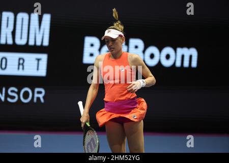 San Peterburg, Russia. 07th Feb 2022. Ekaterina Alexandrova di Russia che gioca contro Camila Giorgi d'Italia durante il torneo di tennis St.Petersburg Ladies Trophy 2022.Punteggio finale: (Ekaterina Alexandrova 2-1 Camila Giorgi). Credit: SOPA Images Limited/Alamy Live News Foto Stock