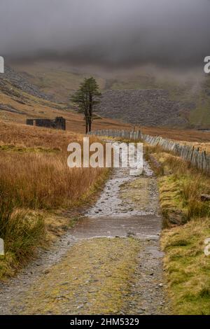 Edificio abbandonato sul sentiero per Rhosydd ardesia costruzione cava, Tanygrisiau, vicino Blaenau Ffestiniog in Snowdonia Galles del Nord in un giorno di inverni Foto Stock