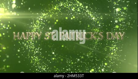 Immagine delle parole giorno felice san patricks scritto in lettere d'oro, verde scintillante macchie di luce Foto Stock