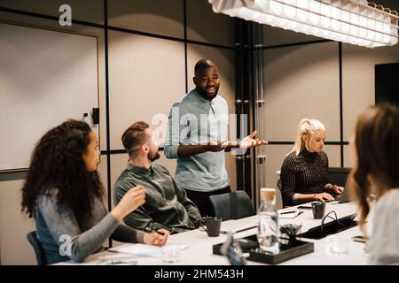 I colleghi di lavoro avente riunione in ufficio Foto Stock