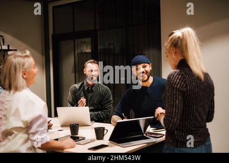 I colleghi di lavoro avente riunione in ufficio Foto Stock