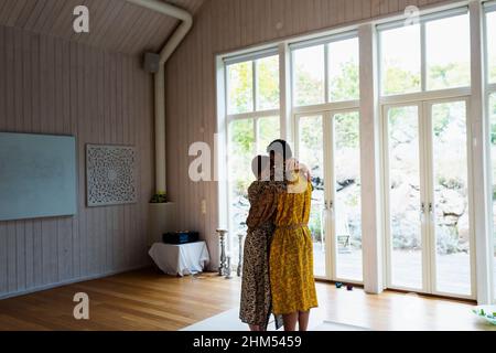 Coppia che abbraccia lo yoga studio Foto Stock