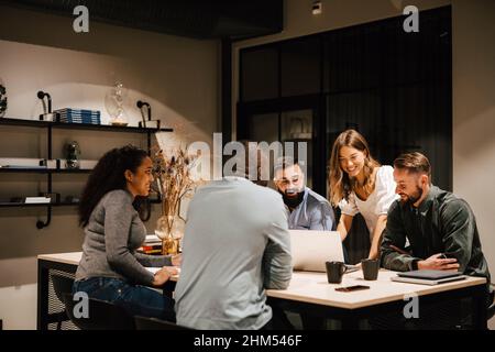 I colleghi di lavoro avente riunione in ufficio Foto Stock