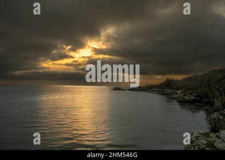 Tramonto invernale sull'Afon Dwyryd a Borth Y Gest vicino Porthmadog nel Galles del Nord Foto Stock