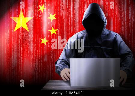 Hacker anonimo, bandiera della Cina, codice binario - cyber attacco concetto Foto Stock