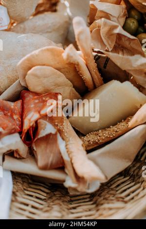 Prosciutto, formaggio e pane nel cestino Foto Stock