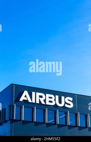 Logo Airbus sulla facciata dell'edificio degli uffici Stevenage, Hertfordshire, Regno Unito Foto Stock