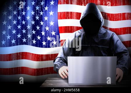 Hacker anonimo, bandiera degli Stati Uniti d'America, codice binario - cyber attacco concetto Foto Stock