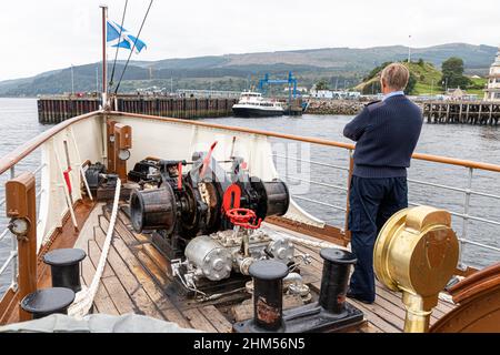 Un ufficiale della PS Waveley supervisiona l'approccio al molo a Dunoon, Argyll & Bute, Scozia Regno Unito Foto Stock