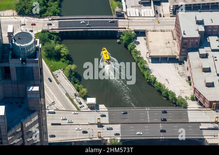 Vista aerea del taxi d'acqua giallo sul ramo meridionale del fiume Chicago tra i ponti della Dwight D Eisenhower Expressway e West Harrison St Foto Stock