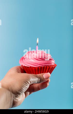 Cupcake con candela e glassa blu per festeggiare un compleanno Foto stock -  Alamy