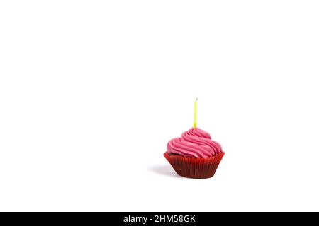 Piccolo cupcake con crema rosa e candela in esso, isolato su un bianco con spazio copia. Foto Stock