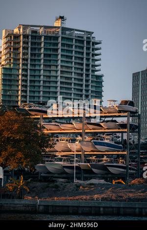 barche porto costruzione cocco boschetto città miami tramonto Foto Stock