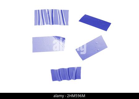 Pezzi di nastro di scotch viola isolati su sfondo bianco. Foto Stock