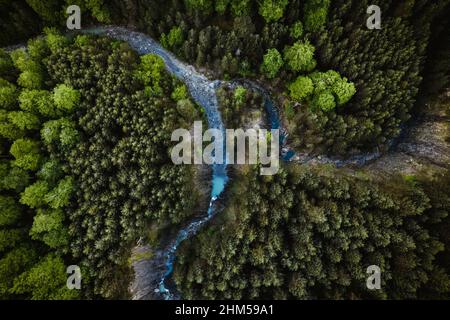 Veduta aerea del fiume che scorre alberi di adnist nella foresta Foto Stock