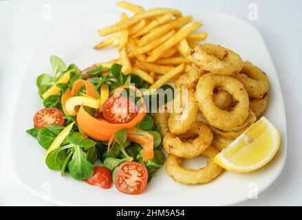 Tipica porzione spagnola di calamari fritti Foto Stock