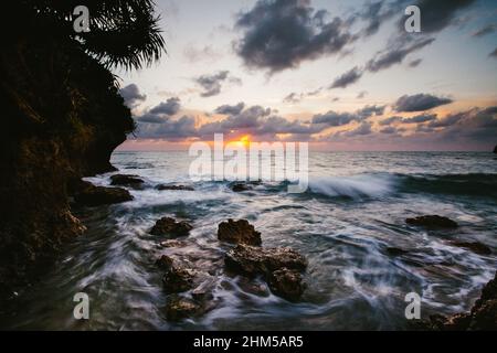 Splendido tramonto sul Mar Cinese Orientale con onde e nuvole Foto Stock