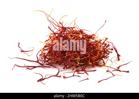 Gruppo di stigmi allo zafferano isolato su sfondo bianco Foto Stock