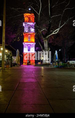 Vista ad angolo basso della torre Tophane a Bursa, foto notturna di bursa e torre dell'orologio illuminata antica Foto Stock