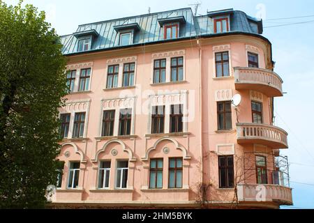 Vista dal basso del muro di un vecchio edificio con soffitte, Chernivtsi, Ucraina Foto Stock