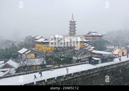 Nanjing. 7th Feb 2022. Foto aerea scattata il 7 febbraio 2022 mostra una vista del Tempio di Jiming tra la neve a Nanjing, nella provincia di Jiangsu, nella Cina orientale. Credit: Ji Chunpeng/Xinhua/Alamy Live News Foto Stock