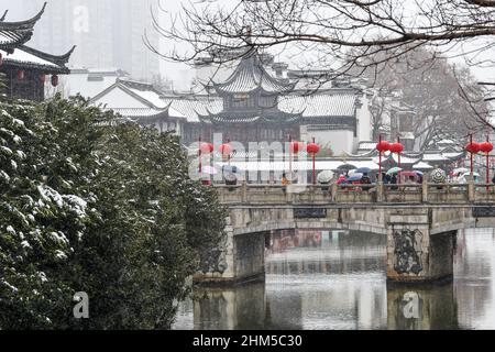 Nanjing. 7th Feb 2022. La foto scattata il 7 febbraio 2022 mostra i turisti che visitano l'area panoramica del Tempio di Fuzi (Confucio) tra la neve a Nanjing, provincia di Jiangsu della Cina orientale. Credit: Li Bo/Xinhua/Alamy Live News Foto Stock