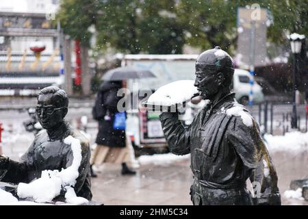 Nanjing. 7th Feb 2022. La foto scattata il 7 febbraio 2022 mostra sculture di strada tra neve a Nanjing, nella provincia di Jiangsu nella Cina orientale. Credit: Ji Chunpeng/Xinhua/Alamy Live News Foto Stock