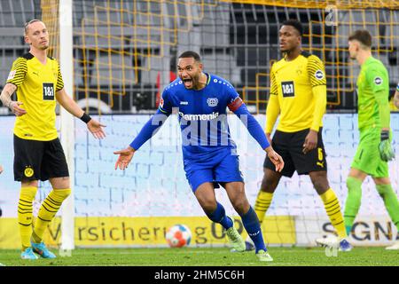 Giubilo Jonathan TAH (LEV) dopo il suo obiettivo a 1:4, da sinistra a destra Marius WOLF (DO), Dan-Axel ZAGADOU (DO), goalwart Gregor KOBEL (DO) deluso. Calcio 1st Bundesliga, 21st giorno di partita, Borussia Dortmund (DO) - Bayer 04 Leverkusen (LEV) 2: 5, il 6th febbraio 2022 a Dortmund/ Germania. Le normative #DFL vietano l'uso di fotografie come sequenze di immagini e/o quasi-video # Â Foto Stock