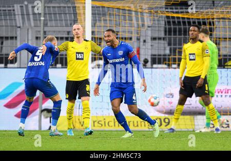 Giubilo Jonathan TAH (LEV) dopo il suo obiettivo a 1:4, con beccel BAKKER l.. (LEV), da sinistra a destra Marius WOLF (DO), Dan-Axel ZAGADOU (DO), goalwart Gregor KOBEL (DO) deluso. Calcio 1st Bundesliga, 21st giorno di partita, Borussia Dortmund (DO) - Bayer 04 Leverkusen (LEV) 2: 5, il 6th febbraio 2022 a Dortmund/ Germania. Le normative #DFL vietano l'uso di fotografie come sequenze di immagini e/o quasi-video # Â Foto Stock