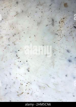 Vecchio marmo pietra sfondo muro con una texture bianco intemperie che sarebbe utile per la fusione grafica, foto di stock Foto Stock