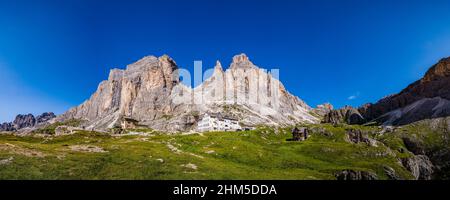 Vista panoramica del gruppo Rosengarten con cima Catinaccio (a sinistra), Torri di Vajolet (a destra) e le malghe Rifugio Preuss e Rifugio Vajolet. Foto Stock