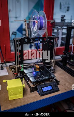 3D stampante e oggetto stampato su un tavolo da studio Foto Stock