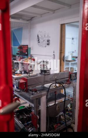 Zaragoza Makerspace è un'associazione senza scopo di lucro che mira a servire come piattaforma per apprendere e sviluppare progetti nel campo della tecnologia e ridurre la t Foto Stock
