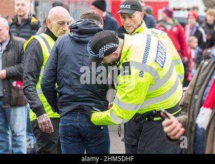 Ricerca corpo, controlli di sicurezza da parte di ufficiali di polizia di West Mercia su Kidderminster Harriers tifosi / tifosi prima grande partita vs West Ham, Regno Unito. Foto Stock